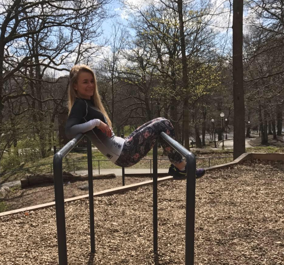Glad tjej på utegym